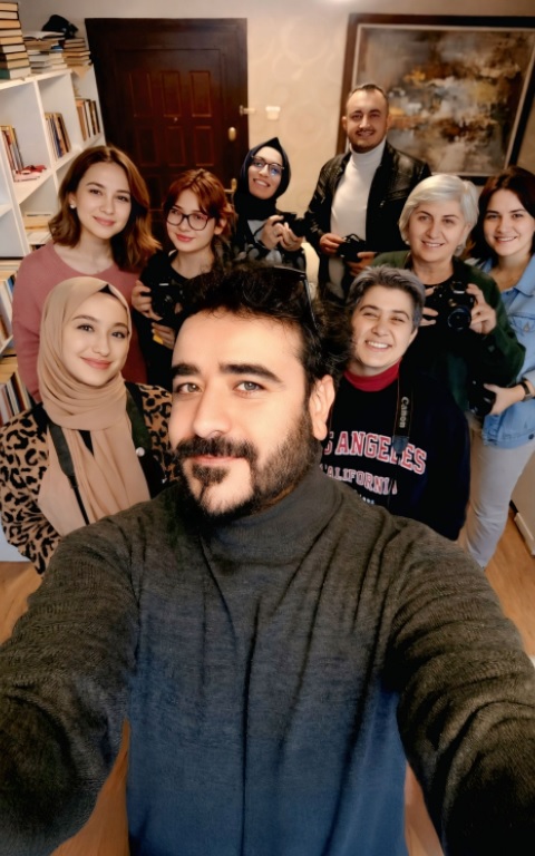 ankara fotoğrafçılık kursu uygulamalı eğitim sırasında çekim yapan öğrenciler