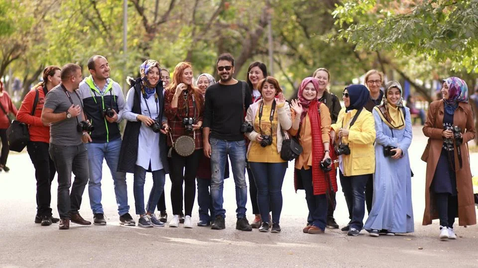 Açık hava fotoğraf çekiminde eğitmen ve öğrenciler