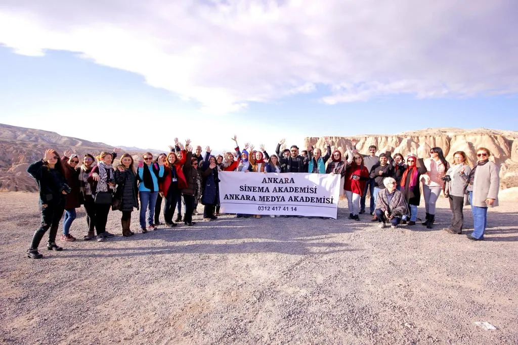 Ankara Sinema Akademisi ve Ankara Medya Akademisi öğrencilerinin Kapadokya'daki fotoğraf gezisinden grup fotoğrafı.