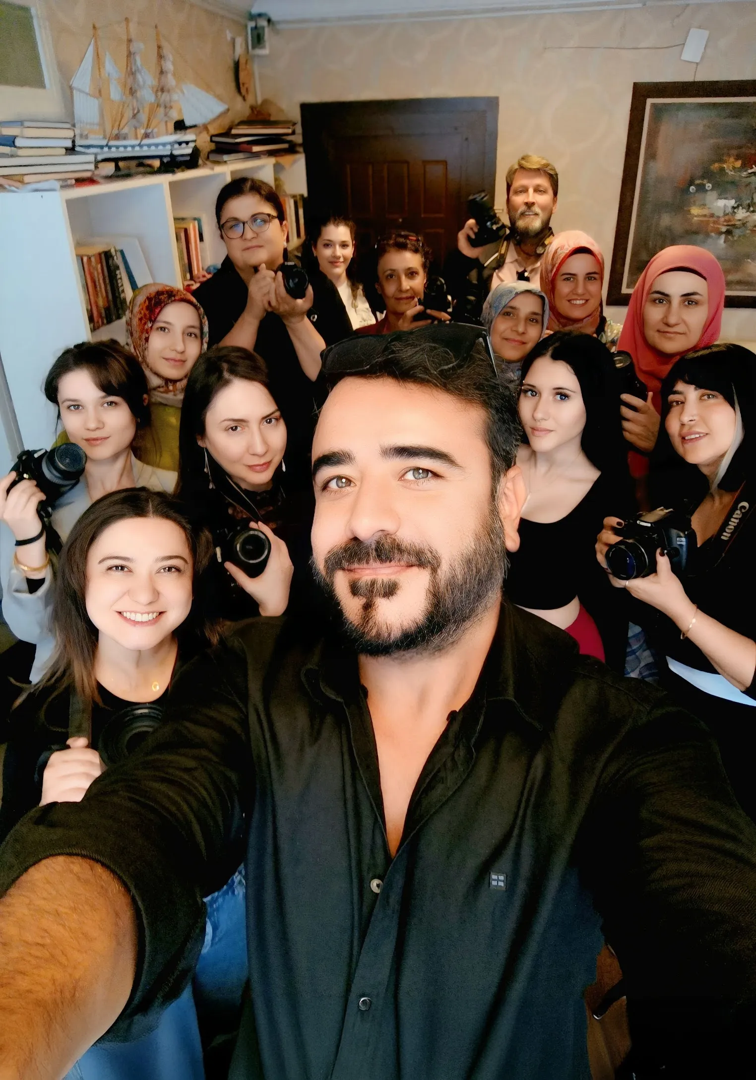 Öğr. Gör. Hakan Kılıç ve Ankara fotoğrafçılık kursu öğrencilerinin fotoğraf makineleriyle sınıfta çekilmiş grup fotoğrafı.