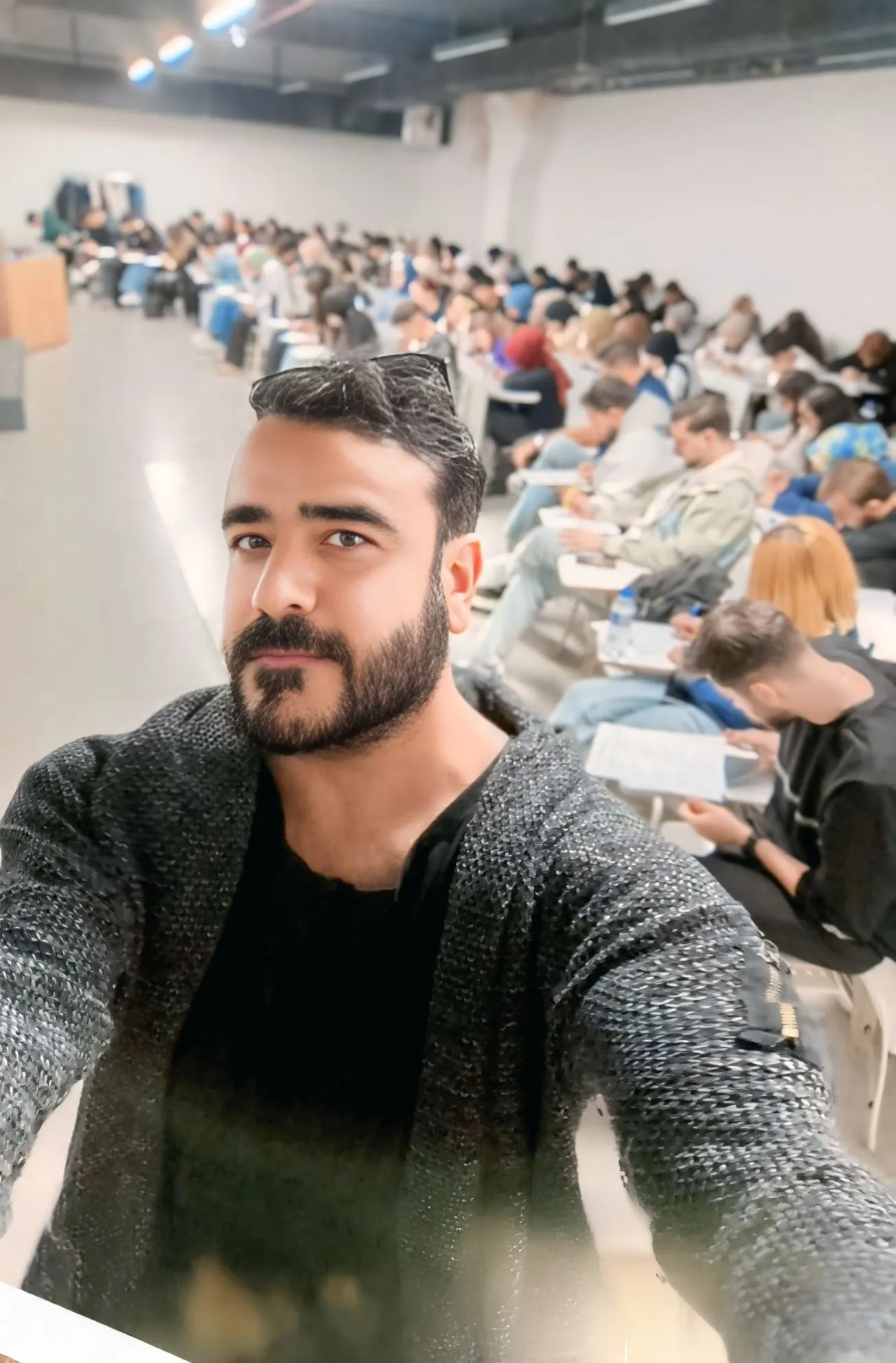 Öğr. Gör. Hakan Kılıç'ın kalabalık bir eğitim salonunda katılımcılarla birlikte çekilmiş fotoğrafı.