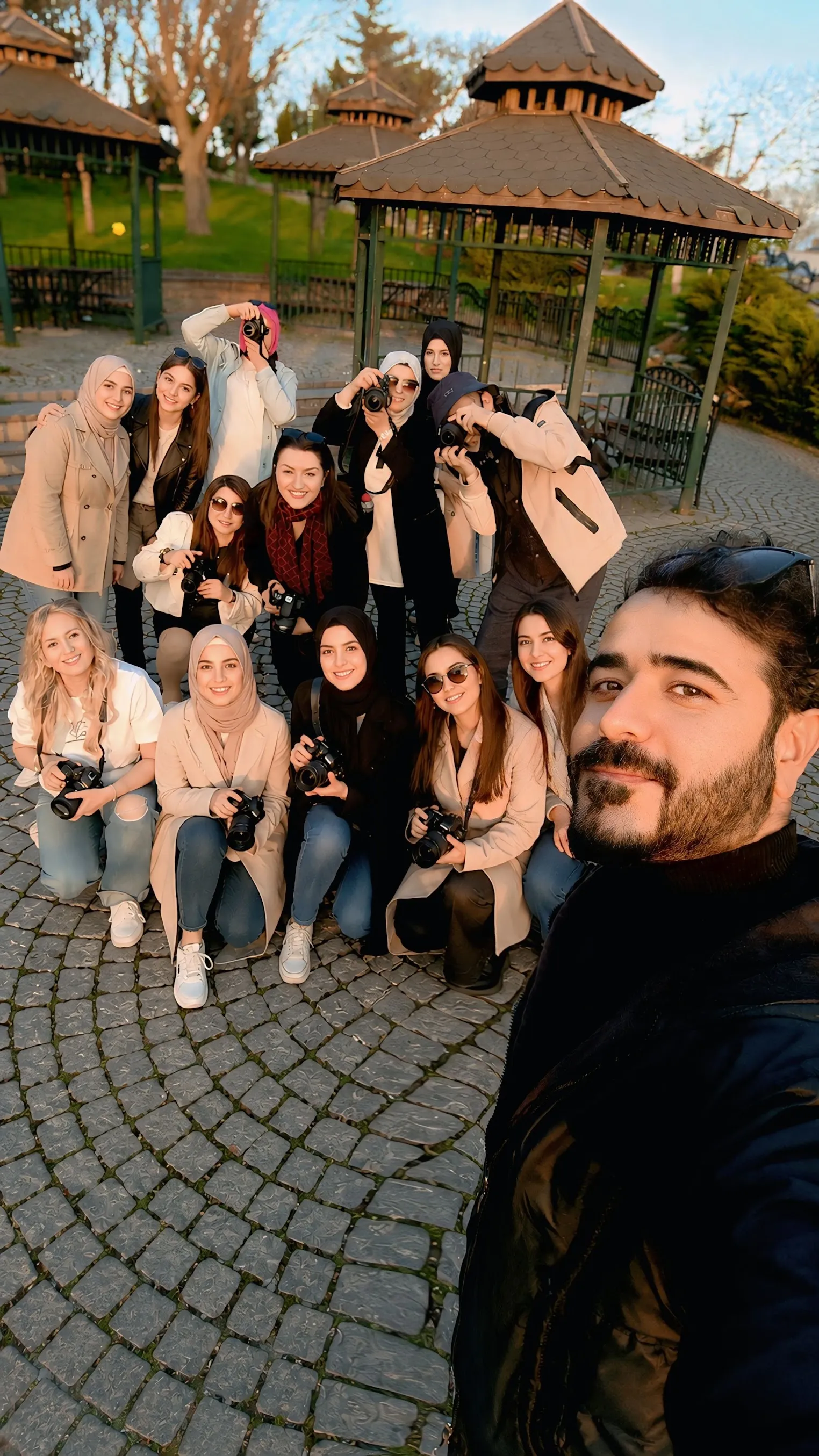 Ankara Sinema Akademisi fotoğrafçılık eğitmeni Hakan Kılıç ve fotoğraf makineleriyle sınıf içindeki kursiyerler.