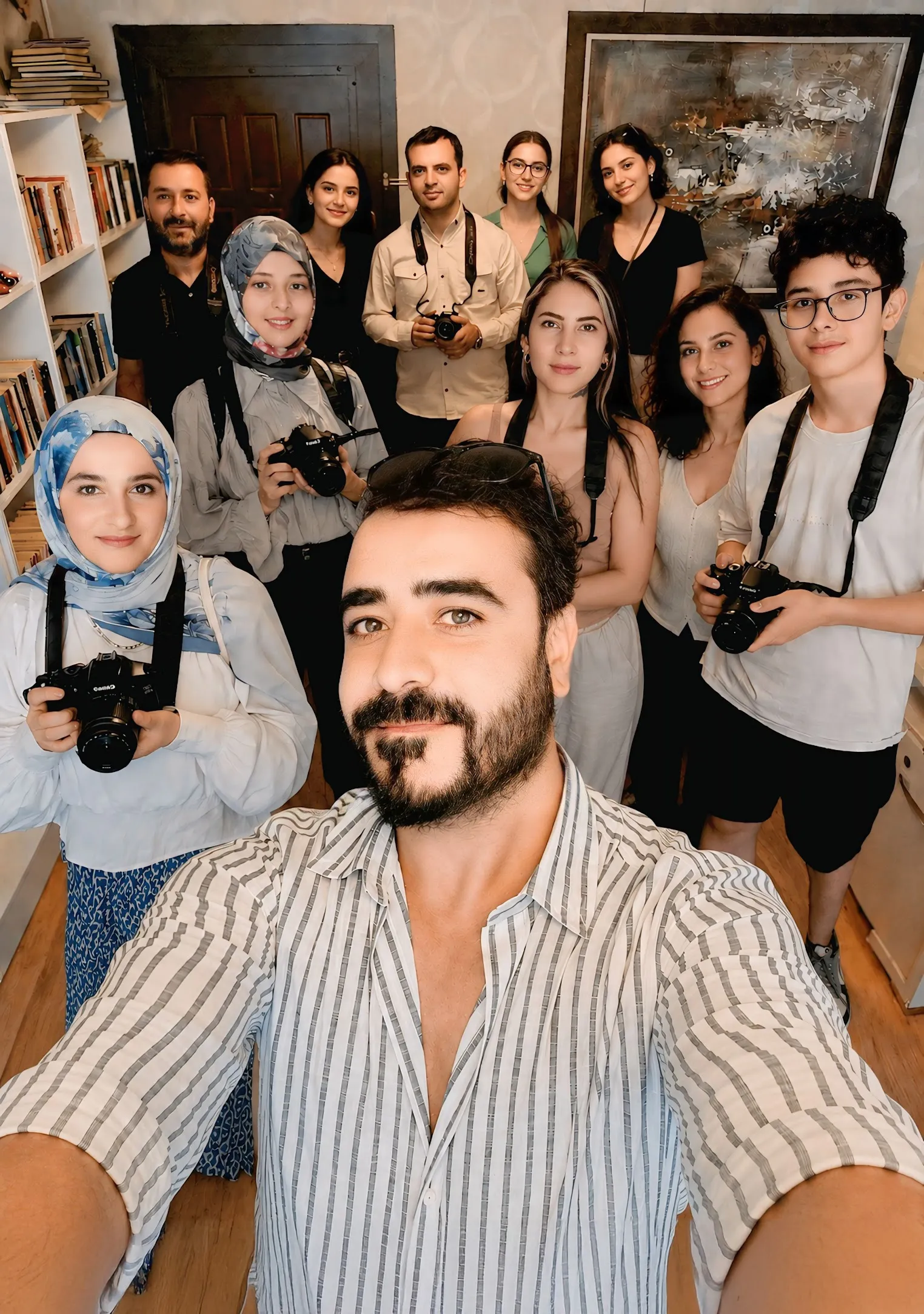 Ankara Sinema Akademisi uygulamalı fotoğrafçılık kursunda öğrencilerin dış mekân fotoğraf çekimi sırasında Hakan Kılıç ile grup fotoğrafı.