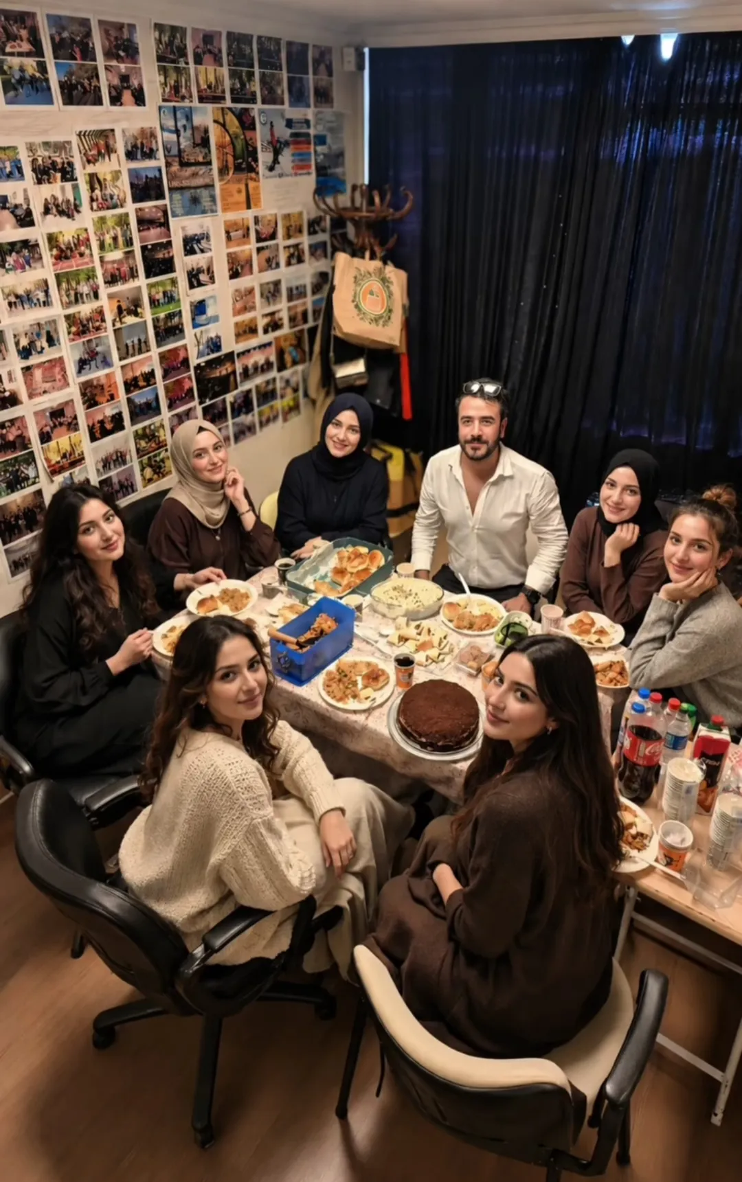 Ankara fotoğrafçılık kursu eğitmeni Hakan Kılıç ve öğrencilerinin sınıfta birlikte geçirdiği yemek molası.